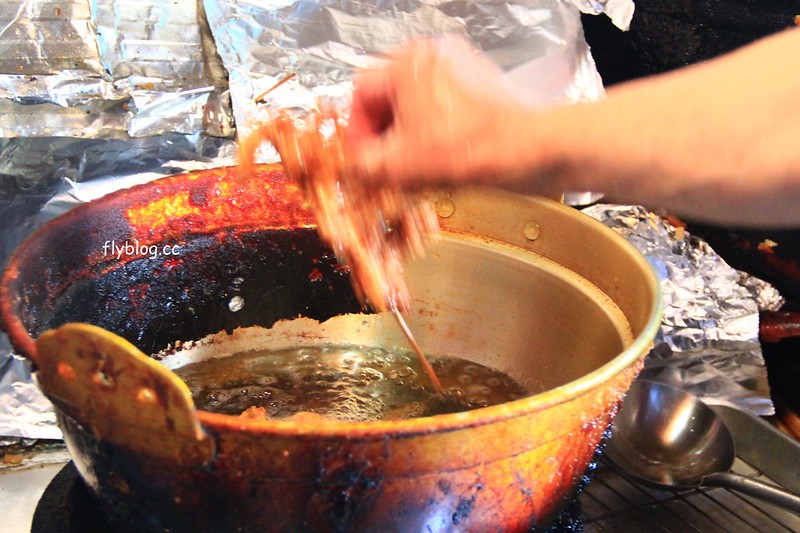 昇龍軒．Shouryuuken┃鳥取美食推薦：1串100日圓的極品炸雞塊，郡家車站前在地飄40年，老闆徒手伸進油鍋拿炸雞好驚人 @飛天璇的口袋