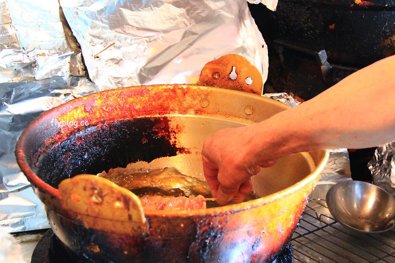 昇龍軒．Shouryuuken┃鳥取美食推薦：1串100日圓的極品炸雞塊，郡家車站前在地飄40年，老闆徒手伸進油鍋拿炸雞好驚人 @飛天璇的口袋