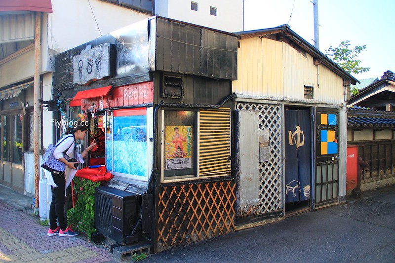 昇龍軒．Shouryuuken┃鳥取美食推薦：1串100日圓的極品炸雞塊，郡家車站前在地飄40年，老闆徒手伸進油鍋拿炸雞好驚人 @飛天璇的口袋