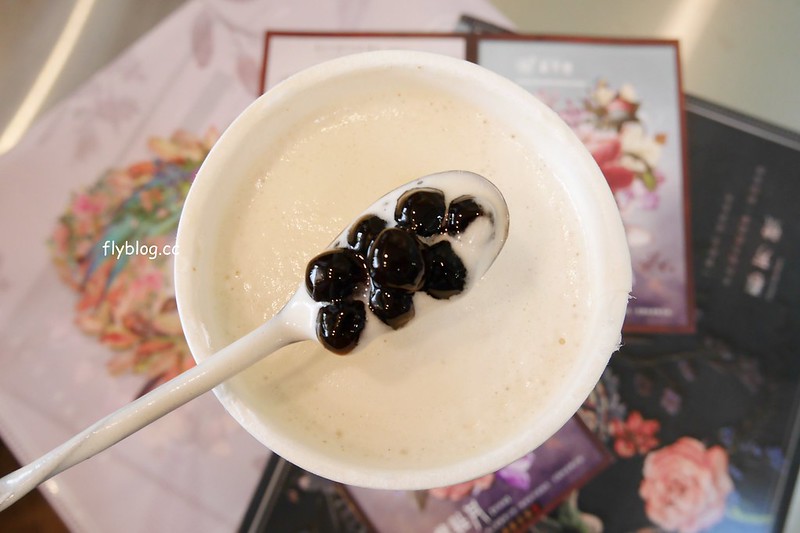 春芳號@河南店┃台中西屯：最療癒的手搖飲料店，11/9(四)進駐逢甲商圈，季節限定聖誕花鹿杯11月中旬全省統一上市 @飛天璇的口袋