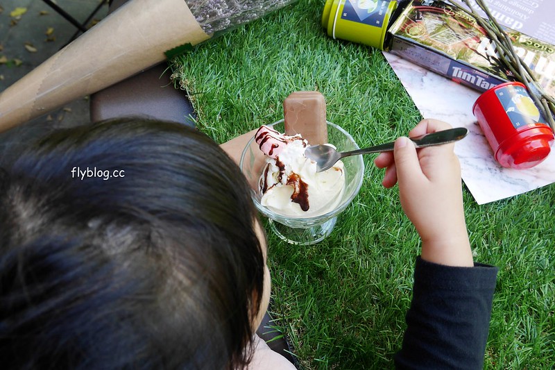 Tim Tam 巧克力餅乾：澳洲必買伴手禮推薦！100%澳洲原裝進口，味道香醇濃郁，每一口都是真材實料，Tim Tam 巧克力餅乾台灣也買的到哦！ @飛天璇的口袋