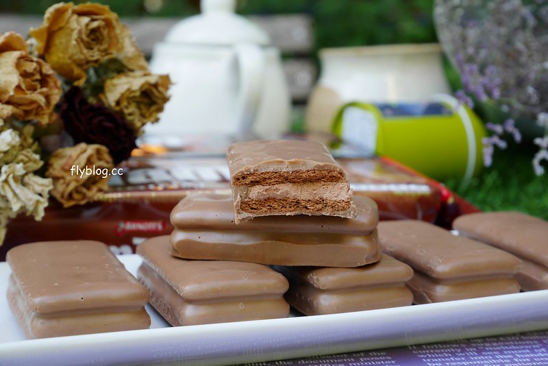 Tim Tam 巧克力餅乾：澳洲必買伴手禮推薦！100%澳洲原裝進口，味道香醇濃郁，每一口都是真材實料，Tim Tam 巧克力餅乾台灣也買的到哦！ @飛天璇的口袋