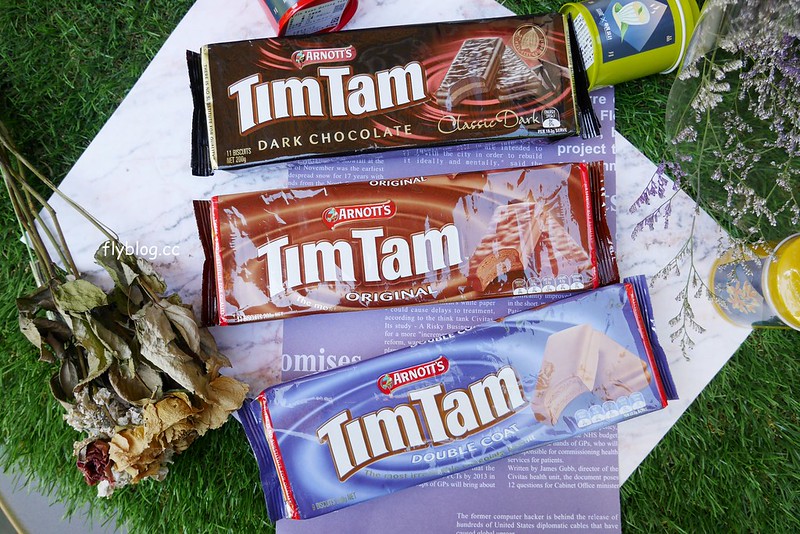 Tim Tam 巧克力餅乾：澳洲必買伴手禮推薦！100%澳洲原裝進口，味道香醇濃郁，每一口都是真材實料，Tim Tam 巧克力餅乾台灣也買的到哦！ @飛天璇的口袋
