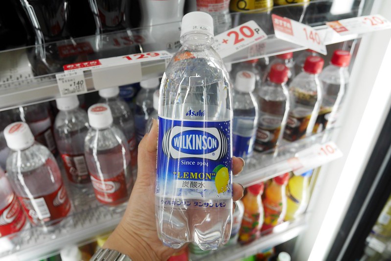 【日本大阪】星巴克透明咖啡~日本：7-11限定星巴克透明氣泡水，還有Suntroy、可口可樂い・ろ・は・す和其他天然水加味礦泉水(氣泡水)比一比 @飛天璇的口袋