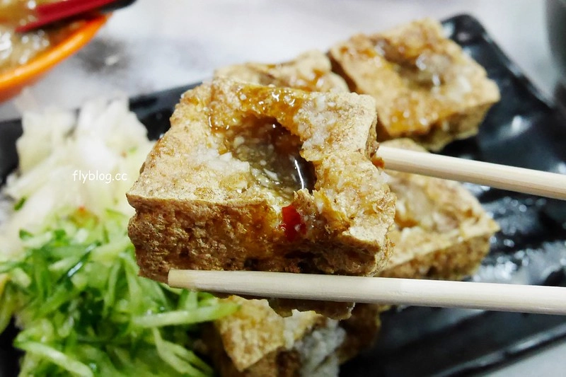台中北屯｜永留香臭豆腐．鐵皮屋搭建的臭豆腐店，捷運松竹站隱藏版宵夜美食 @飛天璇的口袋