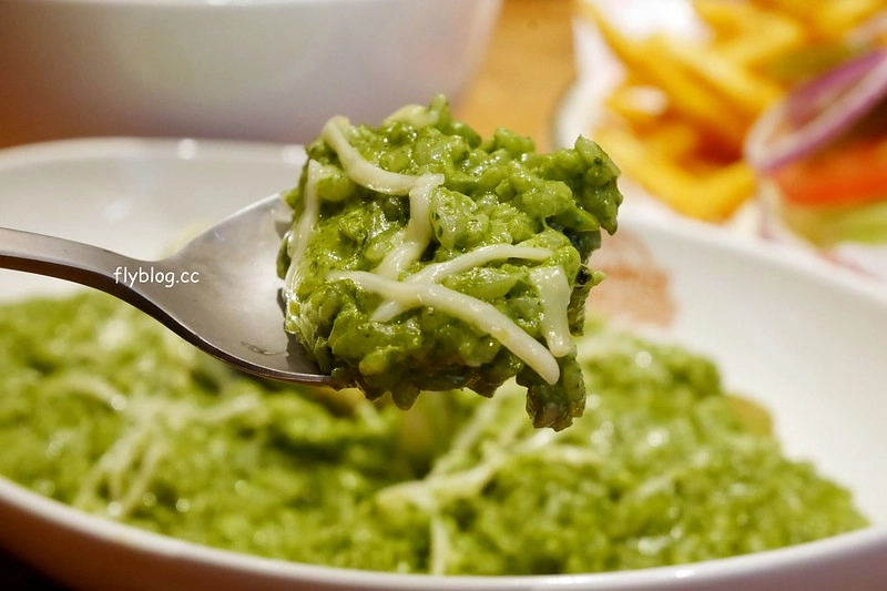 Campus Cafe┃台中西區：台北超人氣連鎖美式餐廳進駐台中，台中廣三SOGO百貨旗艦店11/15開幕，環境寬敞明亮充滿濃厚的美式氛圍 @飛天璇的口袋