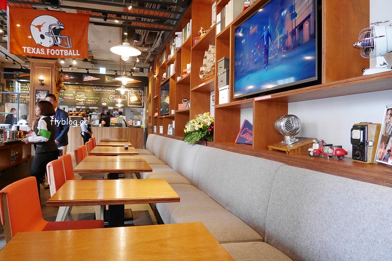 Campus Cafe┃台中西區：台北超人氣連鎖美式餐廳進駐台中，台中廣三SOGO百貨旗艦店11/15開幕，環境寬敞明亮充滿濃厚的美式氛圍 @飛天璇的口袋