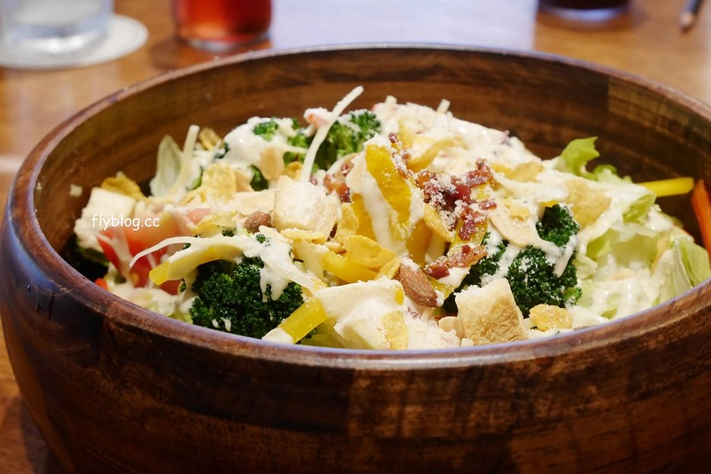 Campus Cafe┃台中西區：台北超人氣連鎖美式餐廳進駐台中，台中廣三SOGO百貨旗艦店11/15開幕，環境寬敞明亮充滿濃厚的美式氛圍 @飛天璇的口袋