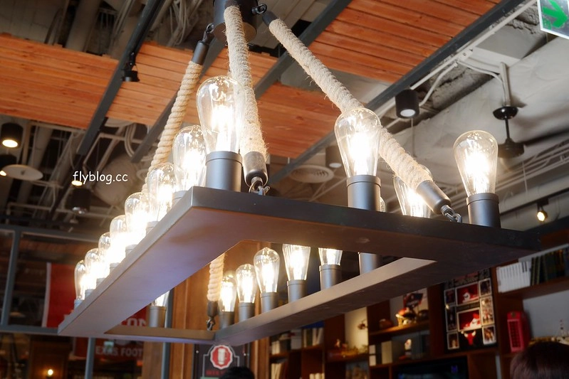 Campus Cafe┃台中西區：台北超人氣連鎖美式餐廳進駐台中，台中廣三SOGO百貨旗艦店11/15開幕，環境寬敞明亮充滿濃厚的美式氛圍 @飛天璇的口袋