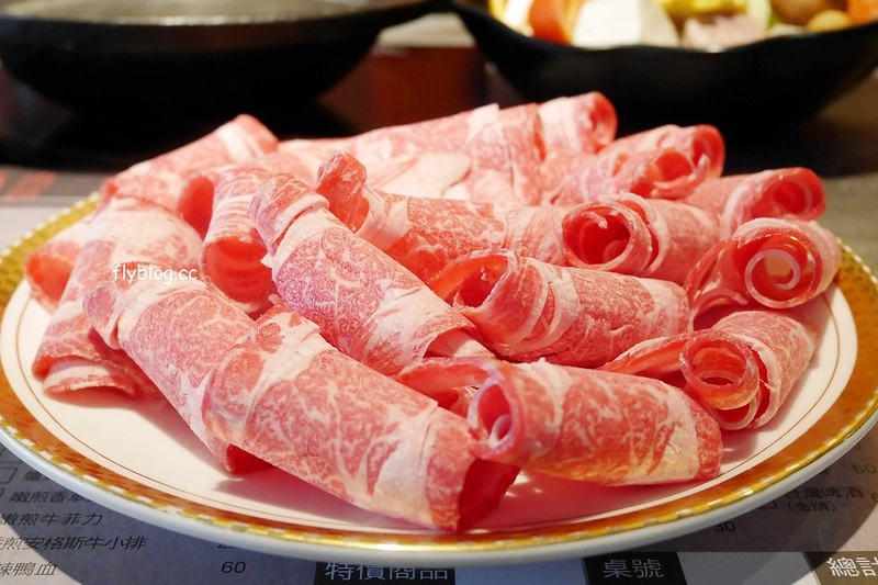 嗑肉石鍋┃台中南屯：一個人也可以享用小火鍋，肉質不錯海鮮有誠意，只是不喜歡吧檯設計 @飛天璇的口袋