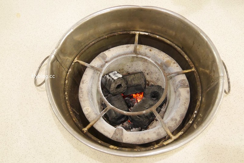 台中北區｜霸味薑母鴨台中旗艦店．三民路生意超好的薑母鴨店，用餐時間都是排隊人潮 @飛天璇的口袋