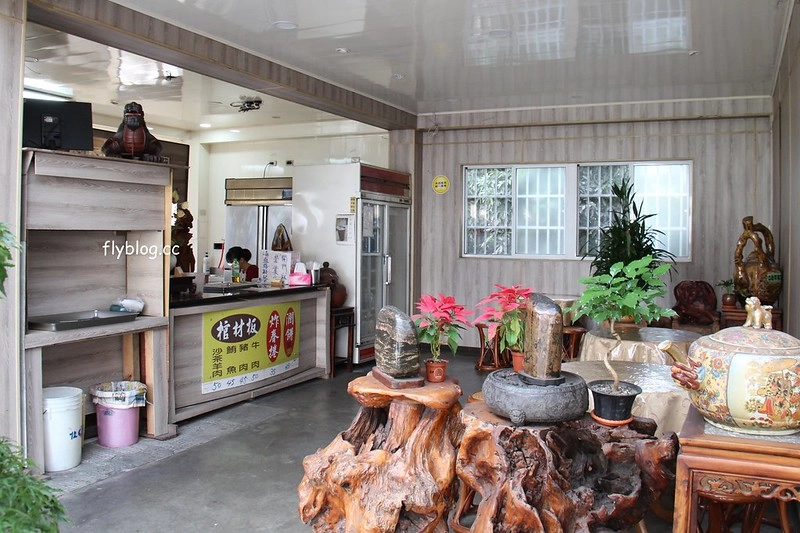 台中后里｜KISS ME春米點心美食．18公分的超長潤餅棺材板，炸看外觀以為是檳榔攤 @飛天璇的口袋