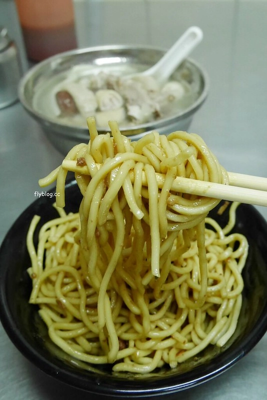 台中北屯｜巧緣炒麵．台中在地20年的好味道，綜合湯料多味美很有誠意 @飛天璇的口袋