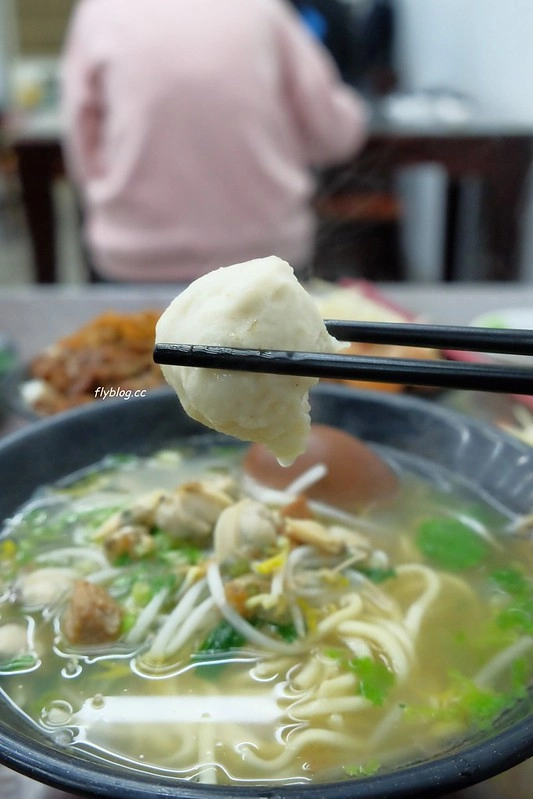 阿添蛤仔麵┃台中南屯：來自彰化30年老字號美食，台中南屯也吃的到，小菜選擇性多，蛤仔麵料多有誠意 @飛天璇的口袋