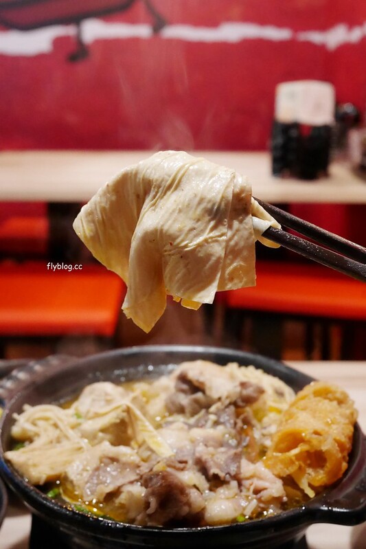 那個鍋．一中店┃台中北區：一個人也可以吃麻辣鍋，還有手工麵無限吃到飽，一中店試賣期間全面5折 @飛天璇的口袋