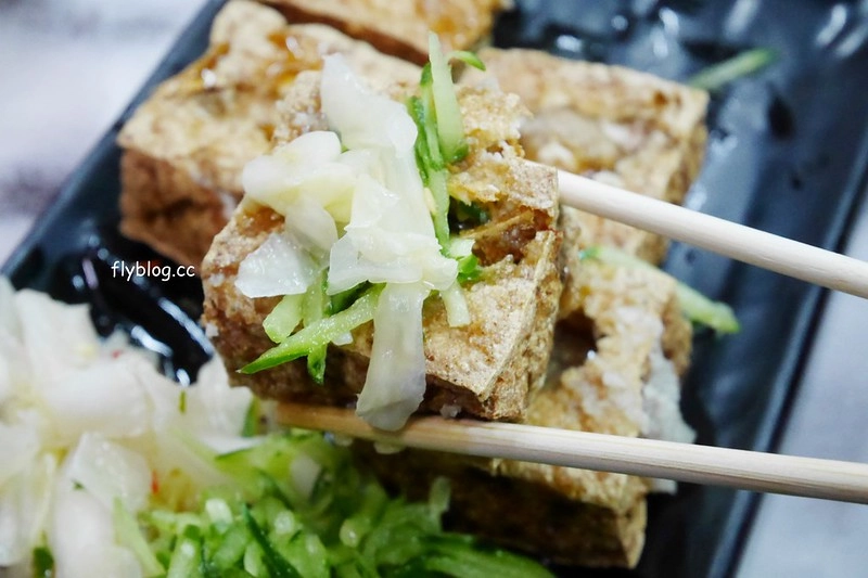 台中北屯｜永留香臭豆腐．鐵皮屋搭建的臭豆腐店，捷運松竹站隱藏版宵夜美食 @飛天璇的口袋