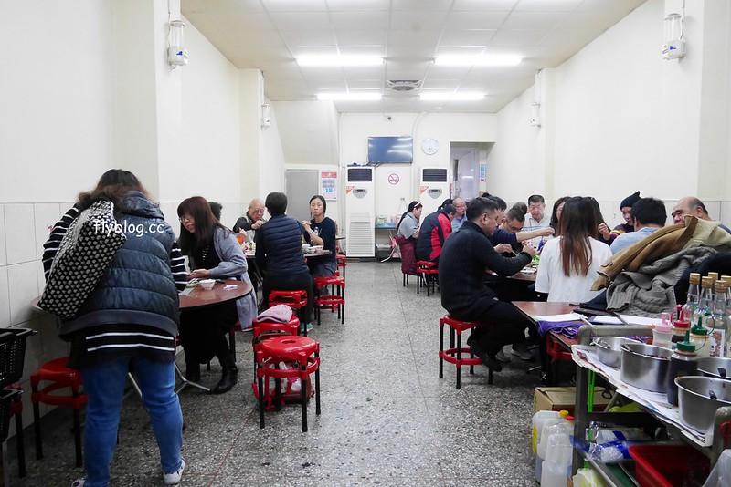 吉生沙茶火鍋｜冬天限定，用臉盆吃吉生沙茶火鍋，炭火煮吃的是古早味 @飛天璇的口袋