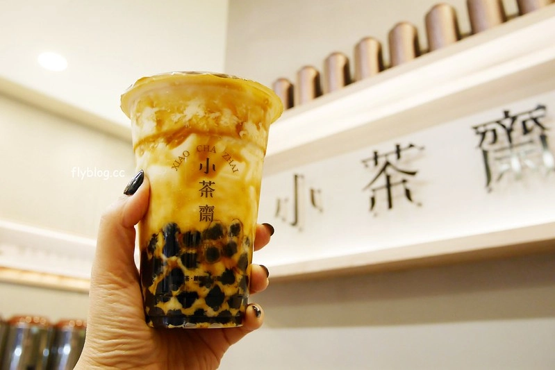 小茶齋┃台中西屯：手工岩漿炒糖慢火蜜糖珍珠，喜歡這充滿文青風格的設計，飲料外帶自取買五送一，鄰近逢甲商圈IG網美超愛 @飛天璇的口袋