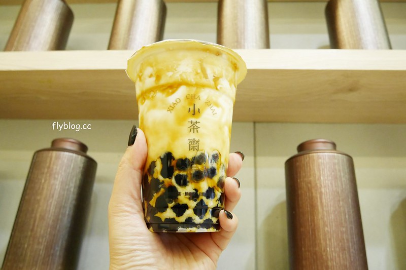 小茶齋┃台中西屯：手工岩漿炒糖慢火蜜糖珍珠，喜歡這充滿文青風格的設計，飲料外帶自取買五送一，鄰近逢甲商圈IG網美超愛 @飛天璇的口袋