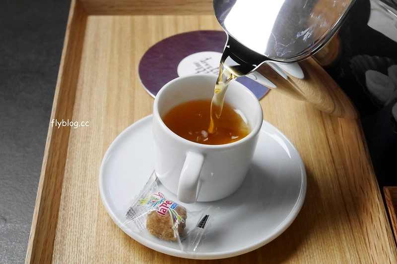 台南安平｜深藍咖啡館旗艦店．台南LV級的千層蛋糕，清水模建築打造精品旗艦店 @飛天璇的口袋