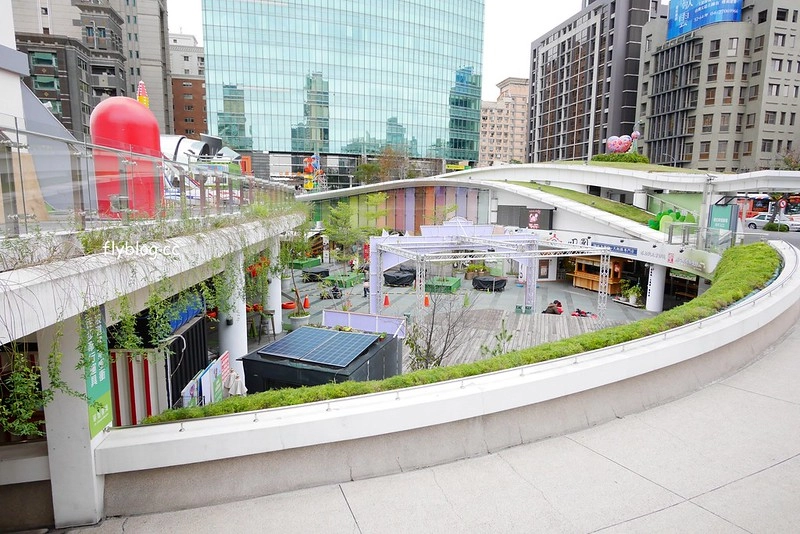 青蘋果樂園┃台中旅遊景點：草悟道廣現出現城市中的遊樂園，有旋轉木馬、摩天輪、海盜船和全台最大的扭蛋機 @飛天璇的口袋