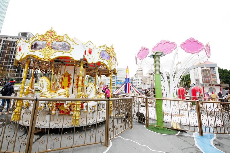 青蘋果樂園┃台中旅遊景點：草悟道廣現出現城市中的遊樂園，有旋轉木馬、摩天輪、海盜船和全台最大的扭蛋機 @飛天璇的口袋