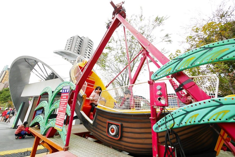 青蘋果樂園┃台中旅遊景點：草悟道廣現出現城市中的遊樂園，有旋轉木馬、摩天輪、海盜船和全台最大的扭蛋機 @飛天璇的口袋