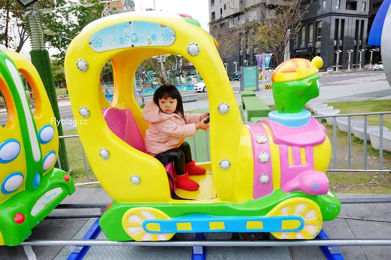 青蘋果樂園┃台中旅遊景點：草悟道廣現出現城市中的遊樂園，有旋轉木馬、摩天輪、海盜船和全台最大的扭蛋機 @飛天璇的口袋