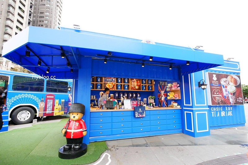 青蘋果樂園┃台中旅遊景點：草悟道廣現出現城市中的遊樂園，有旋轉木馬、摩天輪、海盜船和全台最大的扭蛋機 @飛天璇的口袋