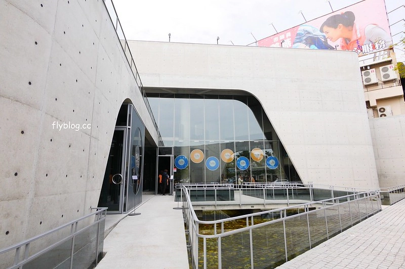 台南安平｜深藍咖啡館旗艦店．台南LV級的千層蛋糕，清水模建築打造精品旗艦店 @飛天璇的口袋