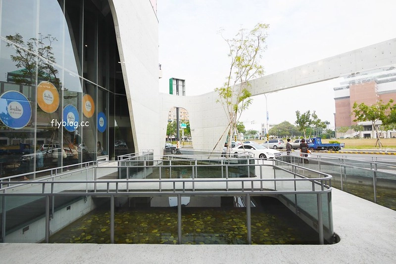 台南安平｜深藍咖啡館旗艦店．台南LV級的千層蛋糕，清水模建築打造精品旗艦店 @飛天璇的口袋