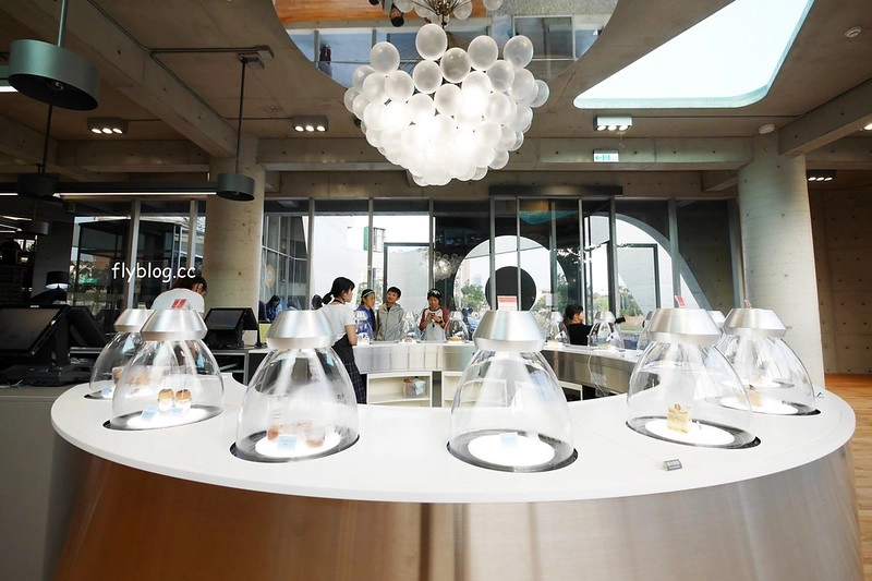 台南安平｜深藍咖啡館旗艦店．台南LV級的千層蛋糕，清水模建築打造精品旗艦店 @飛天璇的口袋