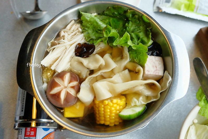 初念火鍋┃台中南屯：宛如咖啡館的漂亮火鍋店，使用天然健康的食材，湯頭有7種不同選擇，推薦手工麵紮實有Q勁 @飛天璇的口袋