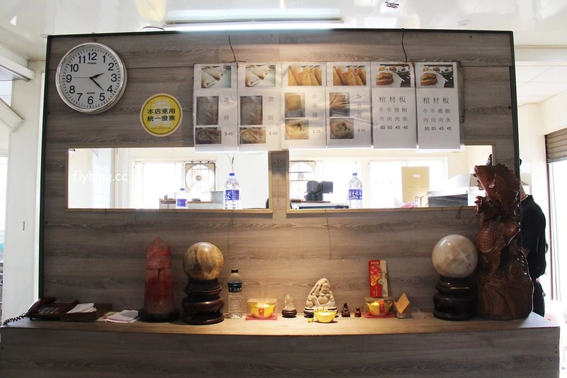 台中后里｜KISS ME春米點心美食．18公分的超長潤餅棺材板，炸看外觀以為是檳榔攤 @飛天璇的口袋