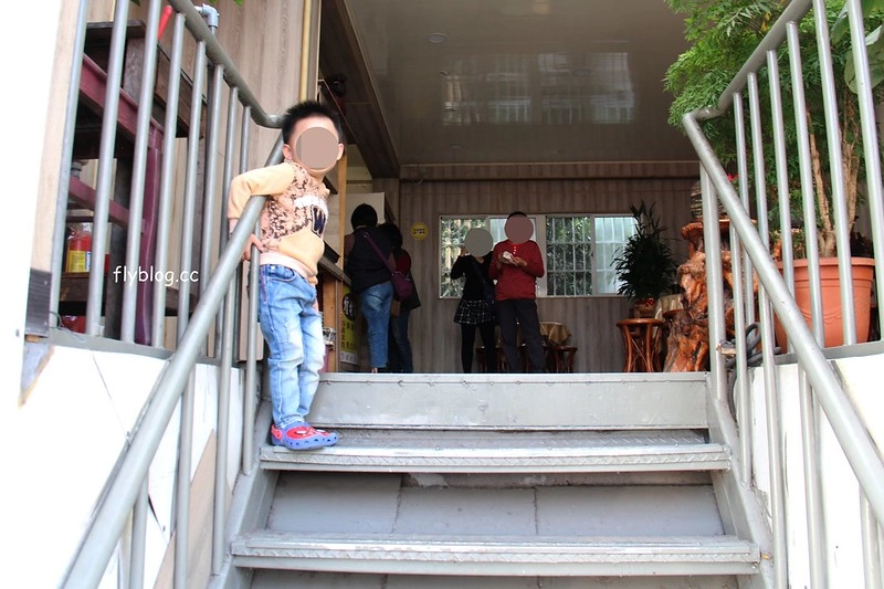 台中后里｜KISS ME春米點心美食．18公分的超長潤餅棺材板，炸看外觀以為是檳榔攤 @飛天璇的口袋