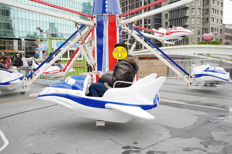 青蘋果樂園┃台中旅遊景點：草悟道廣現出現城市中的遊樂園，有旋轉木馬、摩天輪、海盜船和全台最大的扭蛋機 @飛天璇的口袋