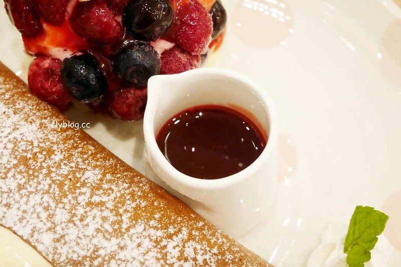 台中西屯｜Woosa 屋莎洋食鬆餅屋 台中遠百店．輕如雲朵有入棉花糖的鬆餅，義大利麵的表現也不錯 @飛天璇的口袋