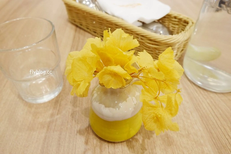 台中西屯｜Woosa 屋莎洋食鬆餅屋 台中遠百店．輕如雲朵有入棉花糖的鬆餅，義大利麵的表現也不錯 @飛天璇的口袋