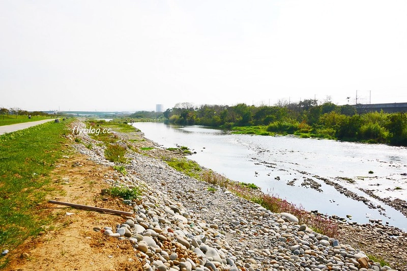 筏子溪迎賓水岸廊道┃台中南屯：台中美麗新地標，4公尺高的TAICHUN字體，台中IG超夯打卡新景點 @飛天璇的口袋