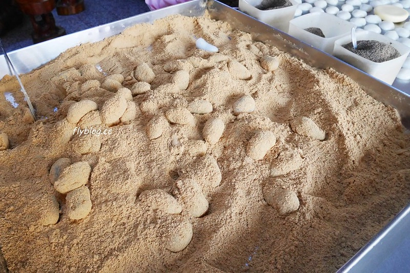 台中西屯|李記草屯麻糬.台中最老字號的麻糬店,層層包裏的好滋味 @飛天璇的口袋