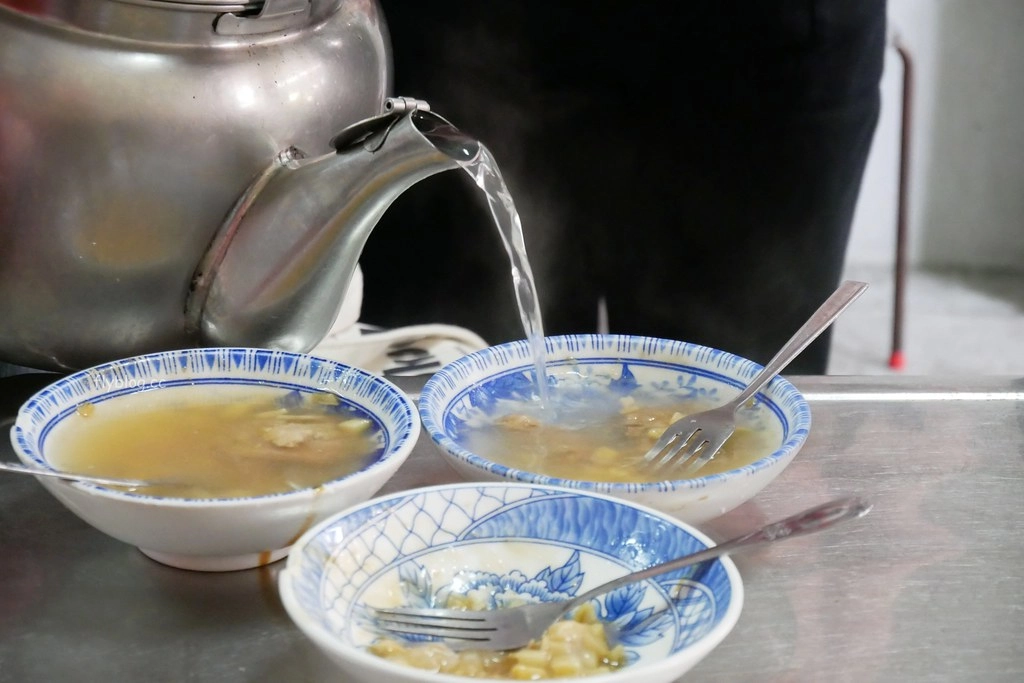 董家肉圓｜水里必吃「董家肉圓」三哥的店，吃完肉圓皮再加大骨湯 @飛天璇的口袋