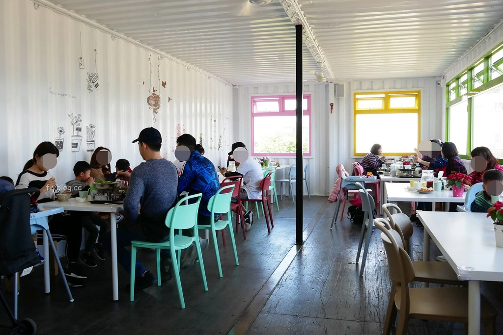 遊戲方塊PLAY食堂｜員林貨櫃屋親子餐廳，兩層樓溜滑梯、戶外草皮、動力砂、大黑板、魚池，小孩子殺體力的好地方 @飛天璇的口袋