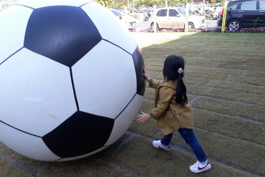 遊戲方塊PLAY食堂｜員林貨櫃屋親子餐廳，兩層樓溜滑梯、戶外草皮、動力砂、大黑板、魚池，小孩子殺體力的好地方 @飛天璇的口袋