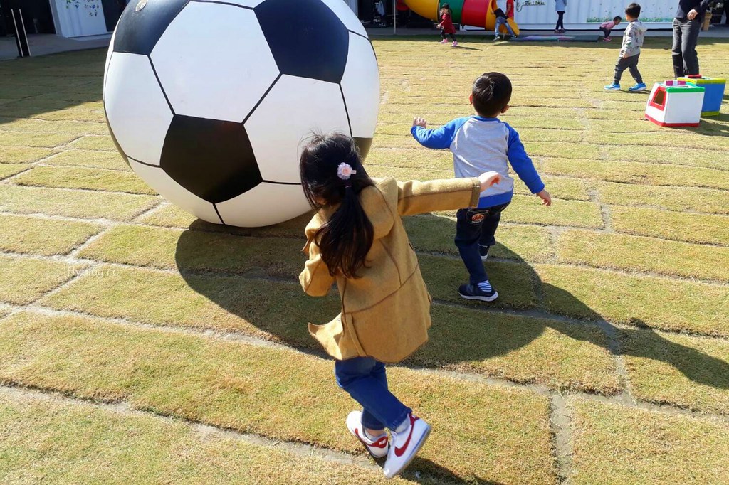 遊戲方塊PLAY食堂｜員林貨櫃屋親子餐廳，兩層樓溜滑梯、戶外草皮、動力砂、大黑板、魚池，小孩子殺體力的好地方 @飛天璇的口袋