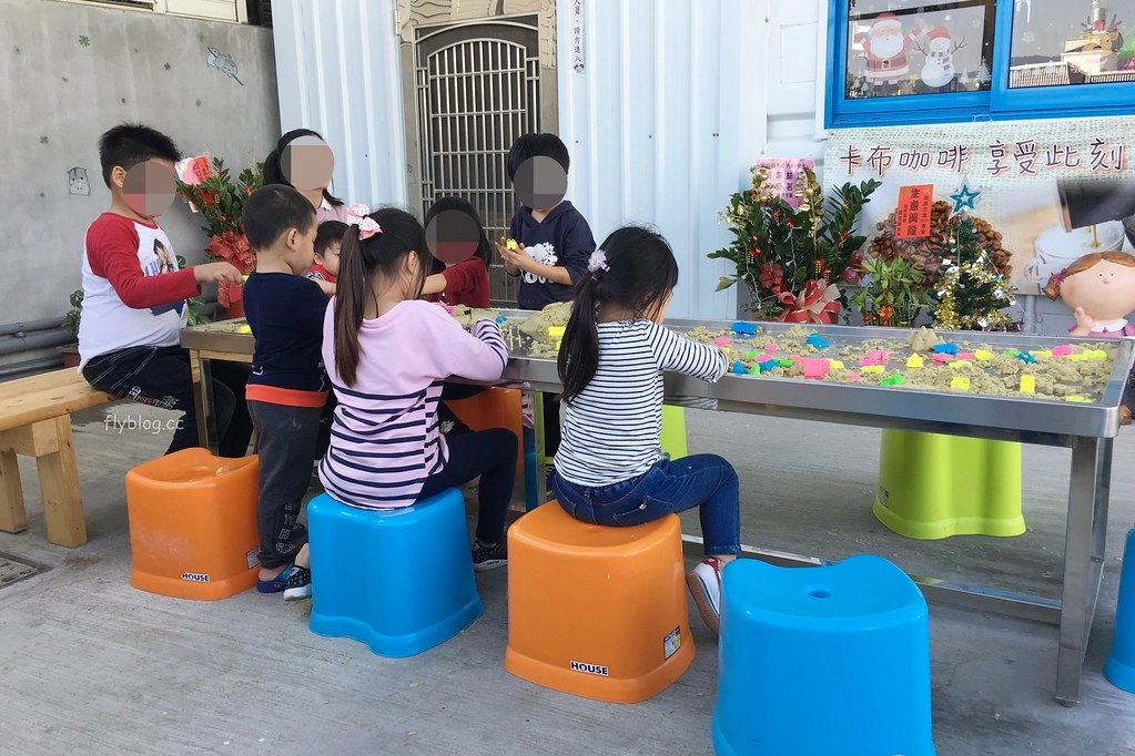 遊戲方塊PLAY食堂｜員林貨櫃屋親子餐廳，兩層樓溜滑梯、戶外草皮、動力砂、大黑板、魚池，小孩子殺體力的好地方 @飛天璇的口袋
