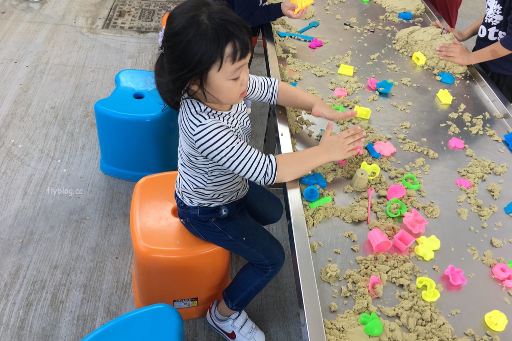 遊戲方塊PLAY食堂｜員林貨櫃屋親子餐廳，兩層樓溜滑梯、戶外草皮、動力砂、大黑板、魚池，小孩子殺體力的好地方 @飛天璇的口袋