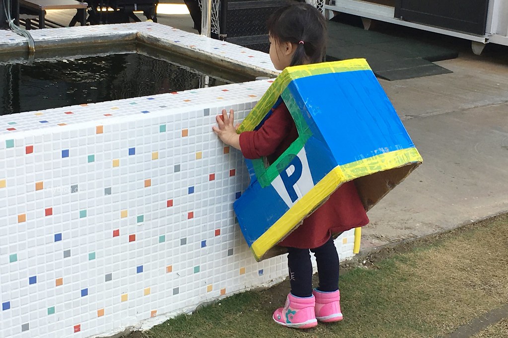 遊戲方塊PLAY食堂｜員林貨櫃屋親子餐廳，兩層樓溜滑梯、戶外草皮、動力砂、大黑板、魚池，小孩子殺體力的好地方 @飛天璇的口袋
