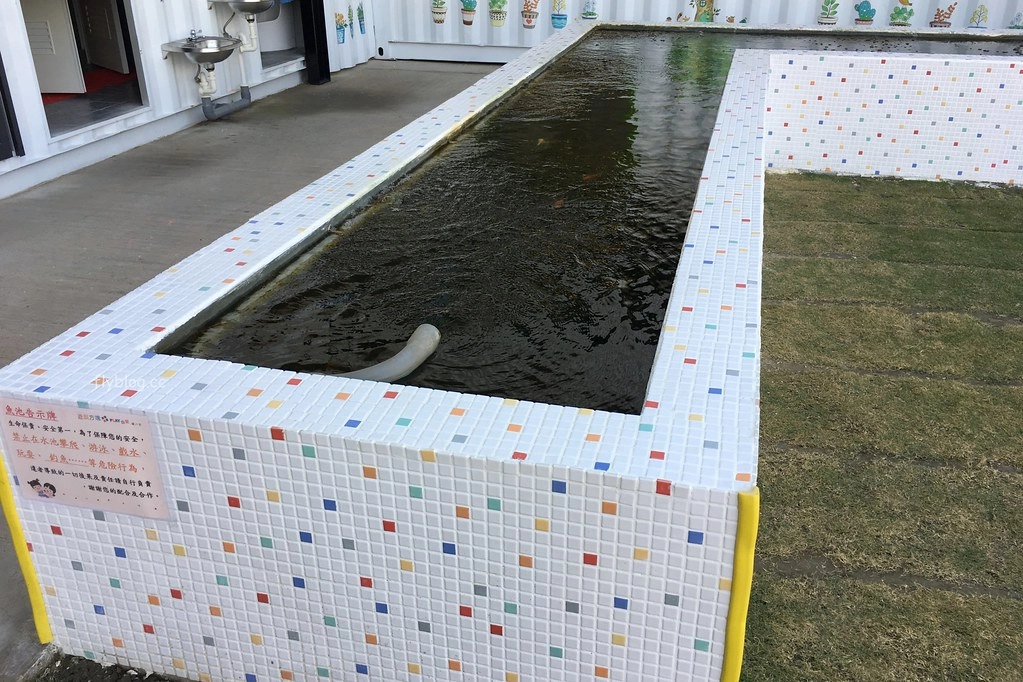 遊戲方塊PLAY食堂｜員林貨櫃屋親子餐廳，兩層樓溜滑梯、戶外草皮、動力砂、大黑板、魚池，小孩子殺體力的好地方 @飛天璇的口袋