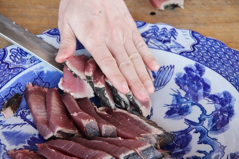 黑潮一番館．鰹のたたき┃日本高知：稻草炙燒鰹魚DIY，高知必吃美食推薦 @飛天璇的口袋