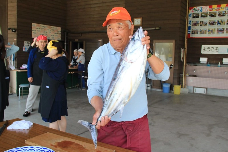 黑潮一番館．鰹のたたき┃日本高知：稻草炙燒鰹魚DIY，高知必吃美食推薦 @飛天璇的口袋